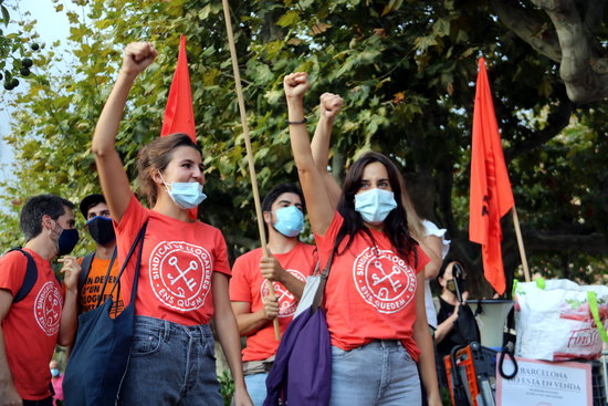 Sindicat de Llogateres tenants' union activists outside the Catalan parliament in September (by Marta Casado)